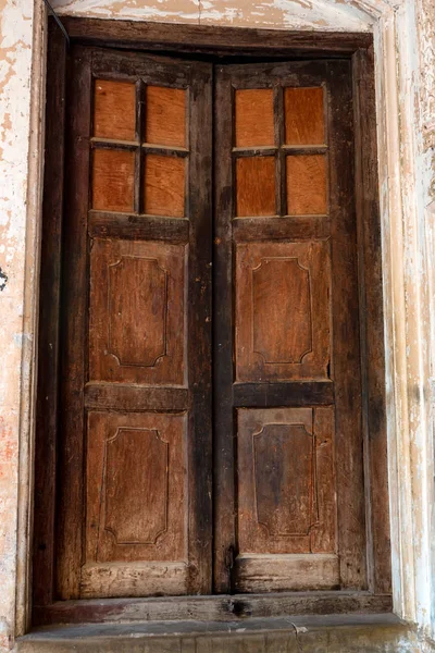 Antigua puerta marrón vintage en la India — Foto de Stock