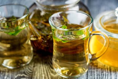 Bal ve nane yaprakları ile bitkisel çay