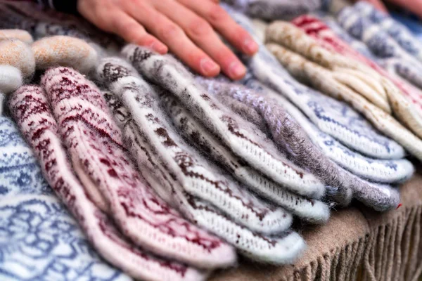 Manojo de manoplas de lana coloridas hechas a mano —  Fotos de Stock