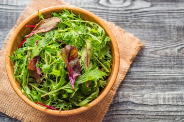 Kırsal arka planda taze sebze salatası