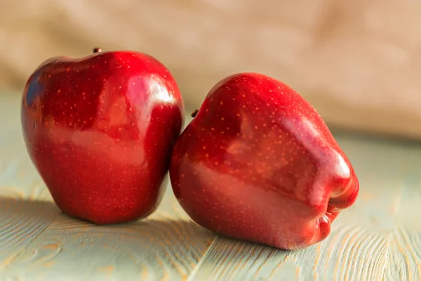 De rijpe appels rood sap op houten achtergrond — Stockfoto