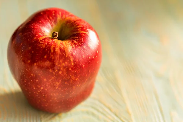 De rijpe appel rood sap op houten achtergrond — Stockfoto