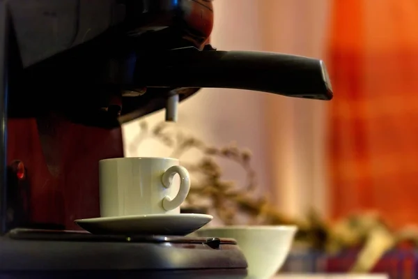 Lager kaffe med espressomaskin – stockfoto