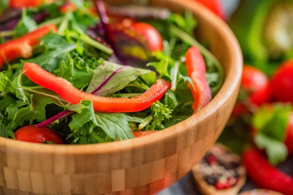 Свежий сельский овощной салат на деревенском фоне — стоковое фото