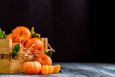 Tahtada portakal ya da mandalina.