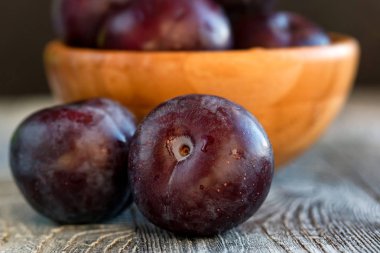 Ahşap masa üzerinde bir kapta Bahçe Erik