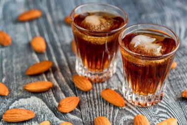 İtalyan amaretto likör kuru badem ile