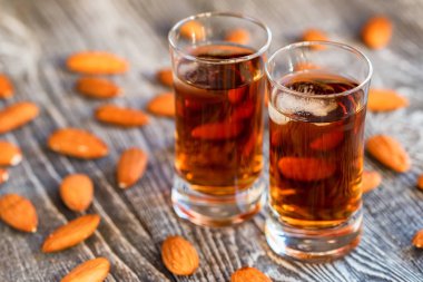 İtalyan amaretto likör kuru badem ile