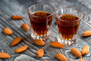 İtalyan amaretto likör kuru badem ile