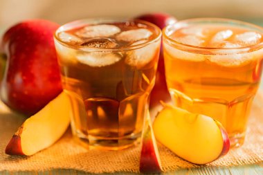 Taze elma suyu veya elma şarabı masada bardaklarda