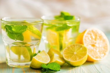 Limonata veya naneli mojito kokteyli.