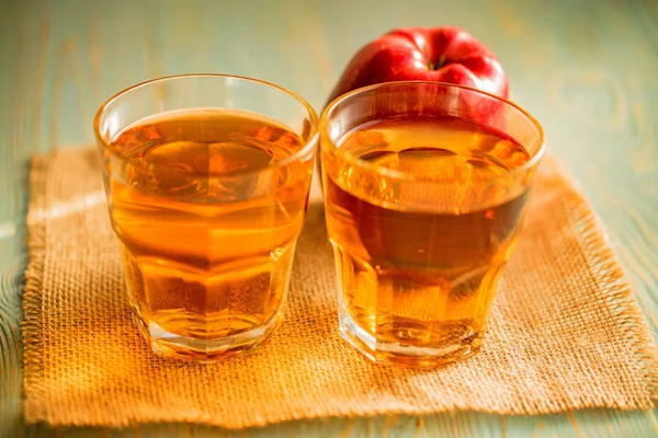 Taze elma suyu veya elma şarabı masada bardaklarda