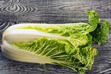 Napa veya ahşap zemin üzerine Çin lahanası