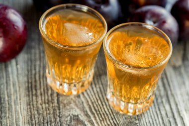 Erik brendi veya slivovitz taze ve lezzetli Erik ile