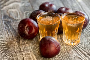 Erik brendi veya slivovitz taze ve lezzetli Erik ile
