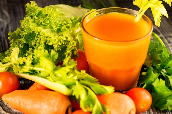 건강 한 식단, 야채와 당근 주스의 유리 — 스톡 사진