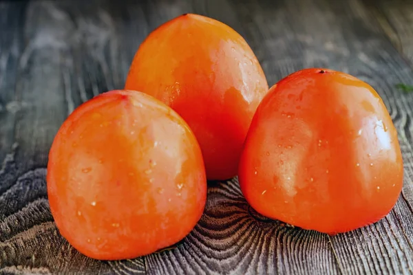 Ripe persimmons with water drops. Selective focus — Stock Photo, Image