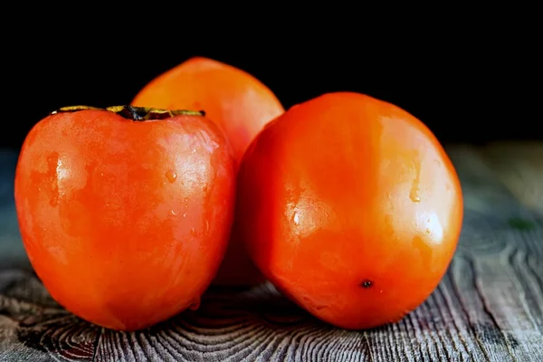 Persimmon matang dengan tetes air. Fokus selektif — Stok Foto