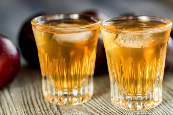 Erik brendi veya slivovitz taze ve lezzetli Erik ile