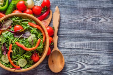 Kırsal arka planda taze sebze salatası