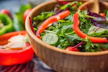 Kırsal arka planda taze sebze salatası