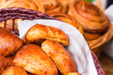 Rus pirozhki veya doldurulmuş puf böreği