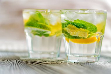 Limonata veya naneli mojito kokteyli.