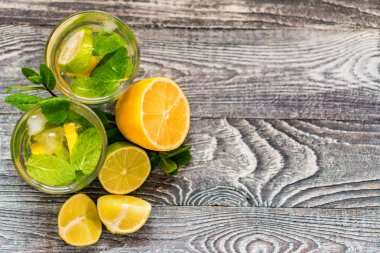 Limonata veya naneli mojito kokteyli.