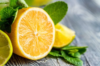 Yakın çekim kesilmiş limon. Mojito malzemeler