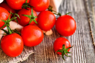 Kırmızı olgun domates çuval dışarı dökmek. Rustik görünümü