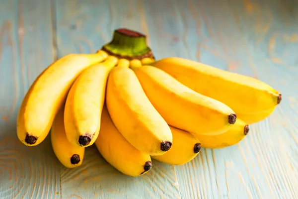 Massa bananer på trä bakgrund — Stockfoto