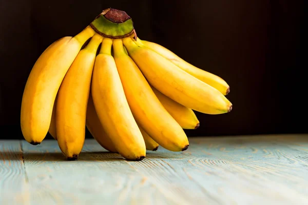 Monte de bananas no fundo de madeira — Fotografia de Stock