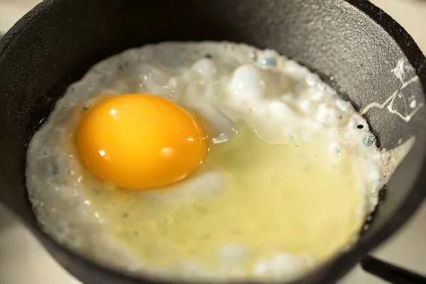 Närbild av stekta ägg i en stekpanna — Stockfoto