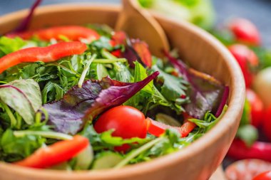 Kırsal arka planda taze sebze salatası