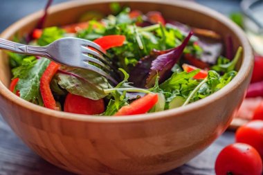 Kırsal arka planda taze sebze salatası