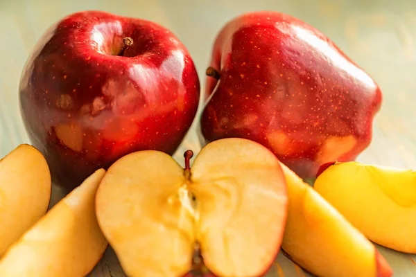 De rijpe appels rood sap op houten achtergrond — Stockfoto