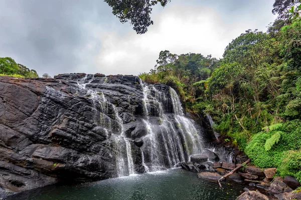 Scenic tropical waterfall in Sri Lanka — Stock Photo, Image