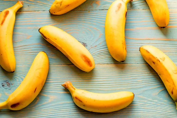 Massa bananer på trä bakgrund — Stockfoto