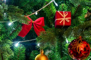 Renkli Noel süsleri ağaçta