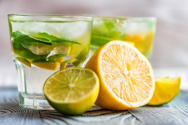Limonata veya naneli mojito kokteyli.