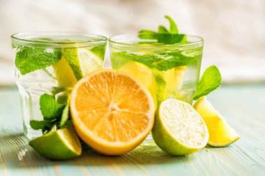 Limonata veya naneli mojito kokteyli.