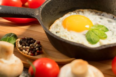 Bir tavada kızarmış yumurta. Rustik Kahvaltı