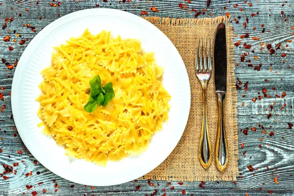 Geleneksel İtalyan makarna veya peynir ile fussili