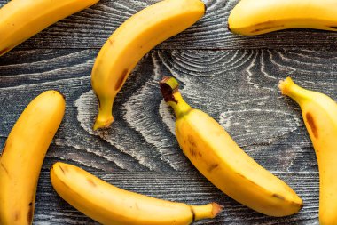Ahşap zemin üzerinde muz demeti