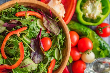 Kırsal arka planda taze sebze salatası