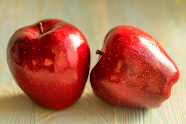 De rijpe appels rood sap op houten achtergrond — Stockfoto