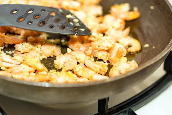 Close-up of shrimps fried in a frying pan — Stock Photo, Image