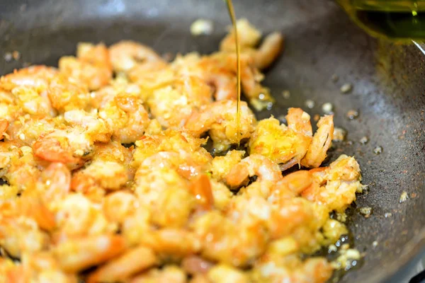 Close-up de camarões fritos em uma frigideira — Fotografia de Stock