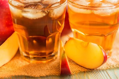 Taze elma suyu veya elma şarabı masada bardaklarda