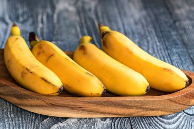 Ahşap zemin üzerinde muz demeti